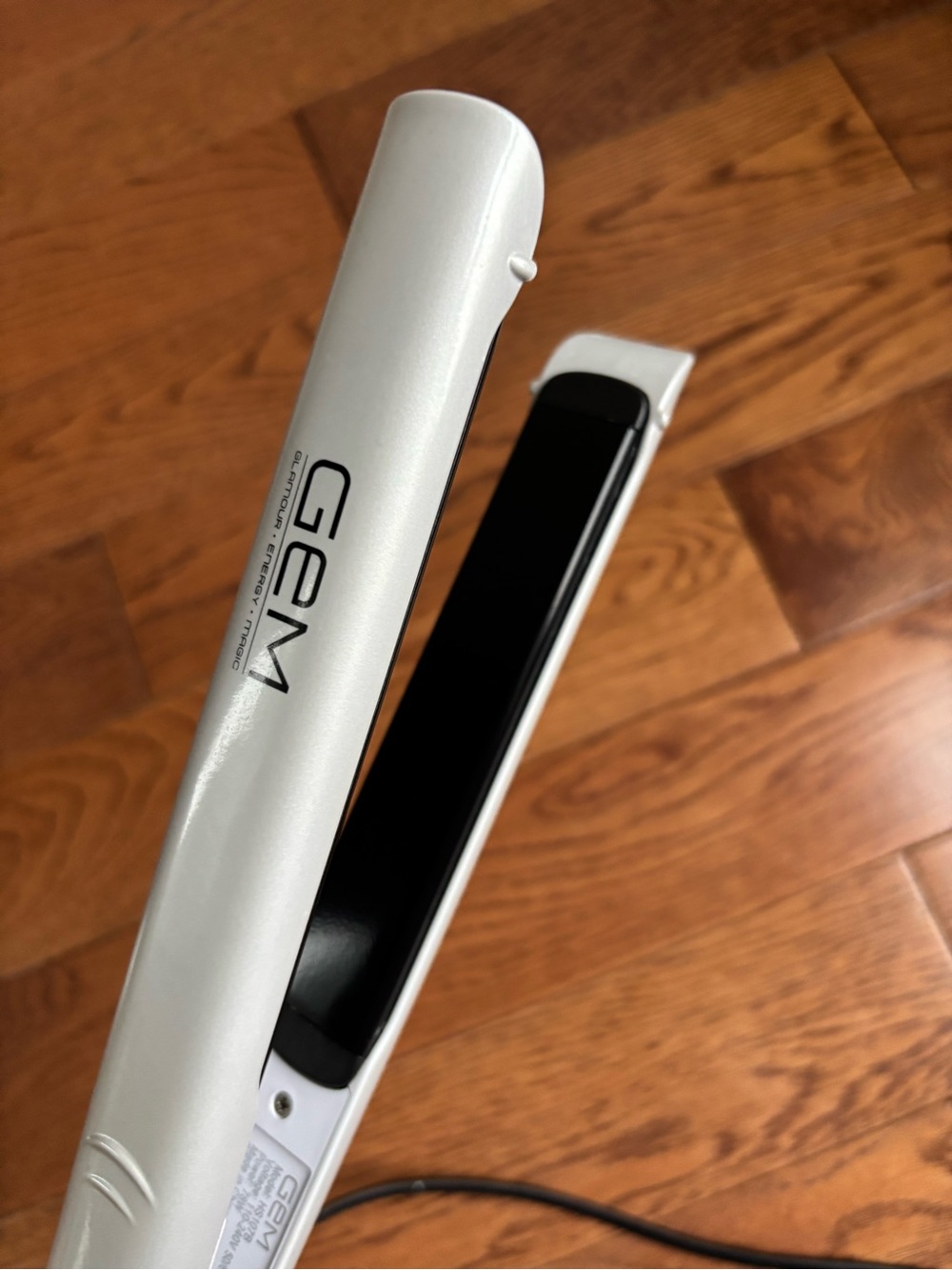 GEM Digital Hair Straightener – White – Excellent Condition